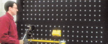 캐나다 옵텍사는 세계 레이저 측정 장비 시장의 80%를 장악하컘고 있다. 이 회사 직원이 벽에 그려 놓은 검은색 원에 레이저를 발사해 장비를 테스트하고 있는 모습. 토론토=황진영  기자