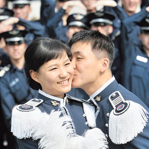 14일 충북 청원군 공군사관학교 연병장에서 열린 제55기 졸업식에서 공개 약혼식을 올린 서동혁(오른쪽), 장인화 생도가 활짝 웃고 있다. 사진 제공 공군