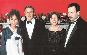 2005년 12월 초 백악관에서 열린 의원 초청 연말 연회에서 조지 W 부시 미국 대통령 부부와 함께한 레인 에번스 의원(오른쪽)과 서옥자 교수. 두 사람은 2000년부터 이 연회에 매년 참석했다. 사진 제공 서옥자 교수