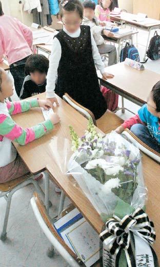 유괴 후 살해된 인천 M 초등학교 2학년 박모 군의 책상에 조화가 놓여 있다. 새 학년이 시작된 지 열흘 만에 이 책상은 주인을 잃었다. 연합