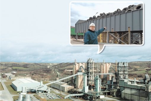 카르스도르프 시멘트 공장의 공정 책임자인 틸로 마이스너씨가 시멘트 제조에 쓰이는 폐타이어를 가리키고 있다(위). 이 폐타이어들은 석탄을 대체하는 연료로 사용된다. 아래는 공장 전경. 카르스도르프=주성원 기자