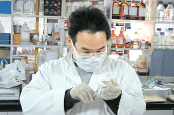 한국원자력연구원 정읍분소 방사선연구원의 한 연구원이 실험용 쥐의 면역력을 조사하기 위해 계란 알레르기 백신을 주입하고 있다. 사진 제공 한국원자력연구원