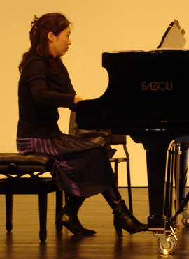 성남 현대음악제 두 번째 날 일본인 피아니스트 교코 사사키 씨가 연주하고 있다. 사진 제공 성남아트센터