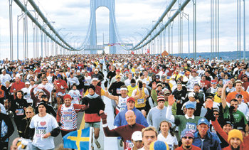 미국 뉴욕시민마라톤대회는 3만8000여 참가자와 응원 나온 200만 시민이 하나가 돼 마라톤 축제를 벌이는 것으로 유명하다. 대회 참가자들이 베라자노 다리에서 출발하고 있다. 동아일보 자료 사진