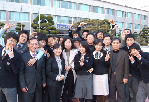 폐교위기에서 오뚝이처럼 일어선 경북 안동 풍산고 윤영동(왼쪽 세번째) 교장과 교사, 학생들. 경북학생들도 입학을 꺼리던 학교가 수도권 학생들이 목표로 하는 좋은 학교로 대변신했다. 안동=이권효기자