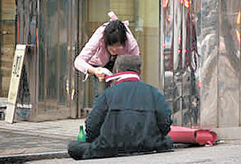 서울역 근처에서 노숙인에게 자신의 목도리를 벗어 주는 김지은 씨. 사진 제공 블로거 makga4(복이)