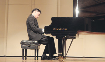 17일 경기 용인시 문예회관에서 생애 첫 단독 콘서트를 연 뇌성마비 1급 장애인 김경민씨. 그는 베토벤의 피아노 소나타 ‘월광’을연주하는 모습을 동영상 손수제작물(UCC)로만들어 사이버 공간에서 큰 화제를 모았다. 용인=부형권 기자