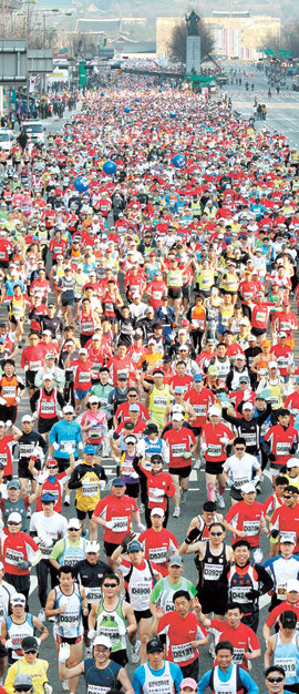 힘차게 출발 18일 오전 8시. ‘출발’ 신호와 함께 ‘2007 서울국제마라톤대회 겸 제78회 동아마라톤대회’에 참가한 2만여 명의 선수가 일제히 달리기 시작했다. 특별취재반