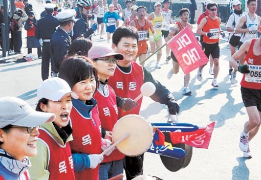 응원을 먹고 10km 청계천변에서 마라톤회 회원들이 북 등을 치며 참가자들의 힘을 북돋워 줬다.