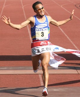 역시 ‘국민 마라토너’ 이봉주가 18일 2007 서울국제마라톤대회 겸 제78회 동아마라톤대회 남자부에서 1위로 결승 테이프를 끊고 있다. 마라토너로는 ‘환갑’으로 여겨지는 그의 나이 37세는 그저 숫자에 불과했다. 특별취재반