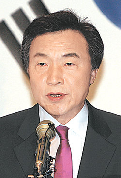 손학규 전 경기지사가 19일 서울 용산구 백범기념관에서 기자회견을 열어 “새로운 창조를 위해 어떤 돌팔매도 감수하겠다”며 한나라당 탈당을 선언하고 있다. 변영욱 기자