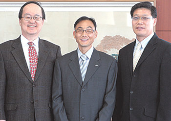 이봉주 본사 방문 2007서울국제마라톤대회 겸 제78회 동아마라톤대회에서 우승한 이봉주(가운데)가 19일 서울 종로구 세종로 동아일보사를 방문했다. 왼쪽은 본사 김학준 사장, 오른쪽은 이봉주의 소속팀 삼성전자 육상단의 오인환 감독. 김미옥  기자