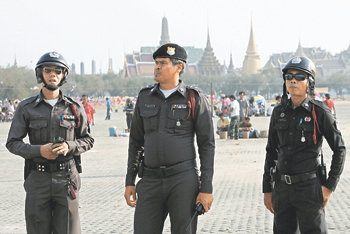 태국 군부가 쿠데타를 일으킨 지 6개월을 맞아 태국 시민단체와 학생 수백 명이 18일 수도 방콕에서 시위를 벌였다. 이들을 단속하는 경찰의 표정에 여유가 넘친다. 방콕=EPA 연합뉴스