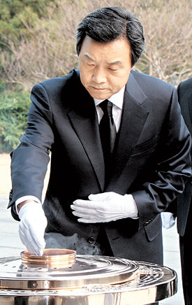 현충원 참배한나라당을 탈당한 손학규 전 경기지사가 측근들과 함께 20일 오전 서울 동작구 국립서울현충원을 찾아 참배하고 있다. 이훈구  기자