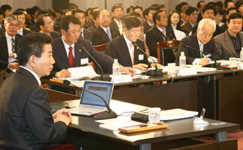 농어업정책 보고 받는 노대통령노무현 대통령이 20일 서울 서초구 양재동 aT센터에서 열린 농·어업 정책보고회에서 모두발언을 하고 있다. 김경제  기자