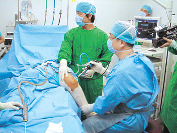 경기 부천시 역곡동의 연세사랑병원은 지역적 불리함을 극복하고 전국에서 환자들이 찾아오는 병원으로 성장했다. 고용곤 원장이 관절내시경으로 자가연골 이식 수술을 하고 있다. 사진 제공 연세사랑병원