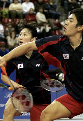 한국 배드민턴의 새로운 커플로 떠오른 이용대(오른쪽)-이효정 조가 스위스오픈에서 콤비를 이뤄 경기를 하고 있다. 스위스=EPA 연합뉴스