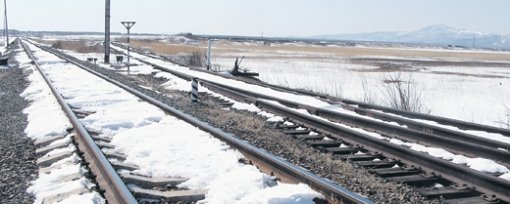 러시아 연해주 하산역 북쪽 약 10km 지점에서 중국 훈춘으로 연결되는 철로(오른쪽)가 최근 새로 부설된 것이 확인됐다. 중국은 이 철로를 통해 자루비노 항에서 태평양 뱃길을 이용할 계획이다. 하산=정위용 특파원
