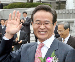 22일 오전 서울 헌법재판소에서 주선회 헌법재판관이 퇴임식을 마친 후 손을 들어 마지막 인사를 하고 있다. 안철민기자