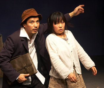 연극 ‘경숙이, 경숙아버지’의 한 장면. 배우 조재현 씨(왼쪽)와 주인영 씨. 동아일보 자료 사진