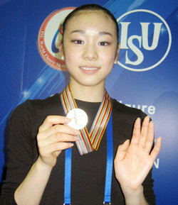 2007 국제빙상경기연맹(ISU) 세계피겨선수권대회 여자 싱글에서 동메달을 딴 김연아(17.군포 수리고)가 세계랭킹 2위에 오르면서 역대 최고 순위를 기록했다. 도쿄=김성규기자
