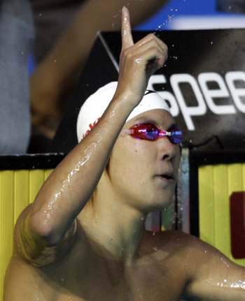 ‘수영신동’ 박태환(18.경기고)이 마침내 세계 정상에 올랐다. 박태환은 25일 호주 멜버른 로드레이버 아레나 수지오닐수영장에서 열린 2007 세계수영선수권대회 자유형 남자 400m에서 3분44초30의 기록으로 아시아 신기록(종전 3분45초72.박태환)을 세우며 1위로 골인했다. 한국 수영이 세계선수권대회에서 금메달을 따낸 것은 사상 처음. 한국은 1991년 퍼스대회부터 세계선수권에 참가했지만 그동안 8강이 겨루는 결선 진출만 2번에 불과했다. 박태환은 결선에서 자유형 800m와 1500m 세계기록 보유자 그랜트 해킷(호주)을 3위(3분45초43)로 밀어내며 1위를 차지하는 저력을 과시했다. 2위는 튀니지의 우사마 멜루리(3분45초12). 멜버른=연합뉴스