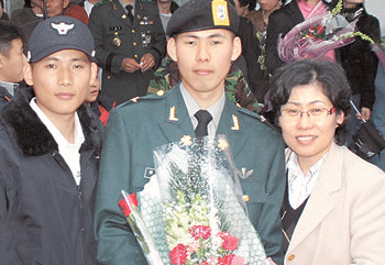 이탈리아 영주권을 포기하고 자원입대해 특전부사관으로 임관한 한주실 하사(가운데)와 동생 한영실 이경(왼쪽), 한 하사의 어머니. 사진 제공 육군