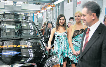 알렉산드르 볼코프 러시아 우드무르트 공화국 대통령(오른쪽)이 23일 이젭스크 시에서 준공된 기아차 쏘렌토 조립 라인을 둘러보고 있다. 이젭스크=정위용 특파원