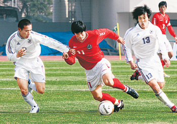 한국의 신경모(중앙대·가운데)가 일본의 나가토모 유토(메이지대·왼쪽)와 스즈키 슈토(와세다대) 사이를 뚫고 질주하고 있다. 나가토모가 다급하게 옷을 잡아당기고 있다. 안양=김미옥 기자