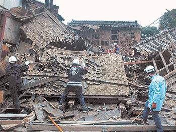 일본에서 25일 발생한 강진 피해 현장에 급파된 응급요원들이 이시카와 현 와지마 시의 무너진 집 더미에서 피해자 수색 작업을 하고 있다. 와지마=EPA 연합뉴스