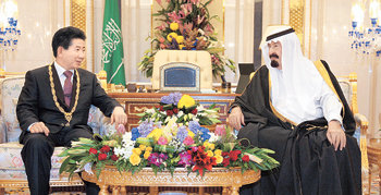 韓-사우디 정상회담 중동 3개국 순방에 나선 노무현 대통령이 25일 새벽(한국 시간) 사우디아라비아의 국왕 사저에서 압둘라 빈 압둘 아지즈 국왕과 한-사우디 정상회담을 하고 있다. 두 정상은 에너지와 건설, 교육 분야 등의 협력 확대 방안을 논의했다. 리야드=김경제 기자