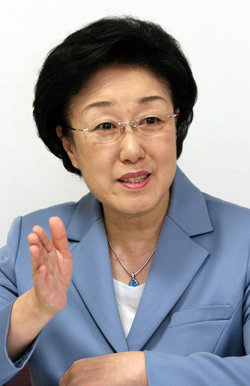 한명숙 전 국무총리가 25일 국회 의원회관에서 총리 퇴임 이후 신문과는 처음으로 본보와 단독 인터뷰를 했다. 한 전 총리는 “한미 FTA는 너무 과도한 이념적 접근을 해서는 안 되며 피해 부분만 보고 반대를 하면 전체를 잃을 수 있다”고 강조했다. 김동주 기자