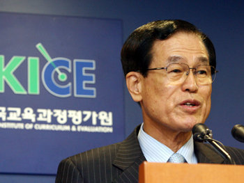 정강정 한국교육과정평가원장이 26일 오전 정부중앙청사 브리핑실에서 2008학년도 대학수학능력시험 세부시행계획에 대해 발표하고 있다. [연합]