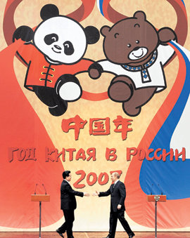 후진타오 중국 국가주석(왼쪽)과 블라디미르 푸틴 러시아 대통령이 26일 모스크바 크렘린 궁에서 열린 ‘중국의 해’ 개막식에서 반갑게 악수하고 있다. 지난해에는 중국에서 ‘러시아의 해’ 행사가 있었다. 뒤는 양국을 상징하는 판다와 북극곰. 모스크바=EPA 연합뉴스