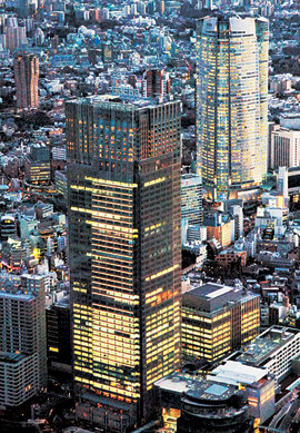 3월 말 문을 열 예정인 일본 도쿄 롯폰기의 ‘도쿄 미드타운’. 뒤로 롯폰기 힐스가 보인다. 사진 제공 아사히신문