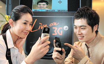 SK텔레콤이 29일부터 고속하향패킷접속(HSDPA) 전국 서비스를 시작한다. HSDPA는 화상통화와 고속 무선인터넷이 가능한 3세대 이동통신이다. 사진 제공 SK텔레콤