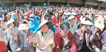 지난해 3월 16일 서울 올림픽주경기장에서 8만여 명의 신도가 참가한 가운데 열린 부활절 연합예배. 보수 성향의 한국기독교총연합회와 진보 성향의 한국기독교교회협의회가 함께 예배를 열었다. 동아일보 자료 사진