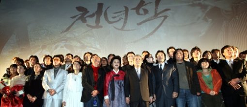 임권택 감독(앞줄 오른쪽에서 다섯 번째)의 100번째 영화 ‘천년학’ 개봉을 앞두고 후배 영화인들이 서울 강남구 삼성동 메가박스 코엑스에서 열린 헌정 행사를 29일 마련했다. 임 감독과 한복을 입은 부인 채령 씨가 손을 잡고 후배들과 나란히 무대에 섰다. 행사에는 배우 안성기 박중훈 강수연 이병헌 씨와 봉준호 김대승 감독 등이 참석했다. 김미옥 기자