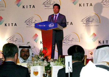 盧대통령 카타르 방문카타르를 공식 방문한 노무현 대통령이 28일 카타르 도하 포시즌호텔에서 열린 한-카타르 경제인 오찬간담회에서 연설하고 있다. 한국가스공사는 이번 방문 기간에 카타르 가스공사와 20년 동안 매년 210만 t 규모의 액화천연가스를 수입하는 장기도입 계약을 체결했다. 도하=EPA 연합뉴스