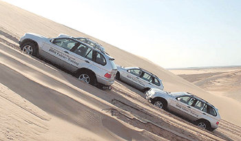 BMW의 새 모델 X5를 몰고 아프리카의 나미브 사막을 일주일 동안 여행하는 BMW 나미비아 어드벤처투어의 한 장면. X5로 험로를 달리는 운전 기술도 가르쳐 준다. 사진 제공 BMW코리아