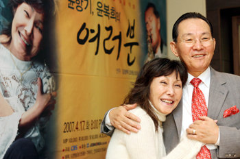 1976년 이후 31년 만에 콘서트를 여는 가수 윤복희(왼쪽) 항기 씨 남매. 전영한 기자 scoopjyh@donga.com