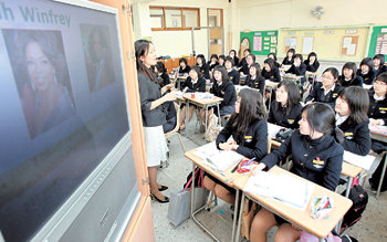 기피 학교에서 선호 학교로 변신한 서울 서초구 반포고 2학년생들이 30일 영어 수업을 듣고 있다. 과거 이 학교에 배정된 학생들은 울상을 지었으나 이제는 주변 사람들의 축하를 받고 있다. 전영한 기자