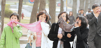 1일 서울 서대문구 신촌동 연세대 교정을 찾은 시민들이 황사를 피하기 위해 스카프로 코와 입을 가린 채 걸어가고 있다. 김재명  기자