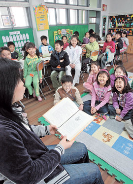 서울 강북구 수유초등학교 3학년생들이 지난달 30일 독서수업을 하고 있다. 수유초교는 독서지도를 위한 워크북 ‘파란마음 하얀마음’을 활용해 학생들이 학년마다 권장도서 50여 권을 읽고 독후감과 독서엽서를 쓰도록 지도하고 있다. 안철민 기자