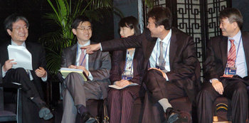 한국 협상단 “홀가분” 한미 자유무역협정(FTA) 각 분과 협상을 이끈 한국 측 관계자들이 2일 오후 서울 용산구 한남동 그랜드하얏트호텔 FTA 협상 타결 기자회견에 참석해 나란히 앉아 있다. 변영욱 기자