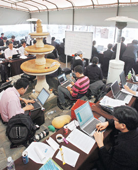 한미 자유무역협정(FTA) 최종 협상이 열린 서울 용산구 한남동 그랜드하얏트호텔에 마련된 임시 천막 기자실에서 취재진이 기사를 송고하고 있다. 따가운 햇볕이 내리쬐는 비닐 창을 신문지로 가려놓았다. 변영욱  기자