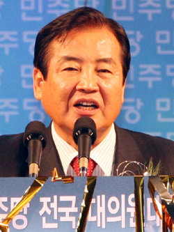 3일 저녁 민주당은 서울 올림픽공원 펜싱경기장에서 전국대의원대회를 열고 새 당대표로 박상천 전의원을 선출했다.  김동주기자