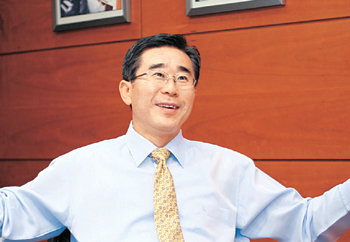 병원에 경영개념을 도입한 예치과 박인출 대표원장은 15년 만에 ‘예(Ye)’를 국내의 대표적인 병원 브랜드로 정착시켰다. 사진 제공 예치과