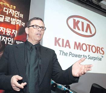 피터 슈라이어 기아자동차 디자인 담당 부사장이 3일 서울 강남구 삼성동 코엑스 인터컨티넨탈호텔에서 기아차의 새 디자인 목표에 대해 설명하고 있다. 슈라이어 부사장은 이날 기아차의 미래형 스포츠유틸리티차량(SUV) KND-4를 세계 최초로 공개했다. 이종식  기자