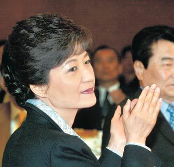 다시 올림머리로 박근혜 전 한나라당 대표가 3일 서울 세종문화회관에서 열린 당 중앙위원회 주최 ‘한나라당 포럼’ 특강에 참석해 강의를 들은 뒤 박수를 치고 있다. 박 전 대표는 이날 헤어스타일을 종전의 ‘올림머리’로 바꿨다. 이종승 기자